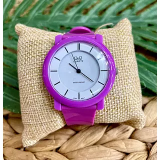 Reloj Morado – Elegancia Y Brillo Nocturno
