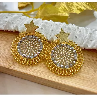 Aretes Dorados Largos – Elegancia Y Movimiento