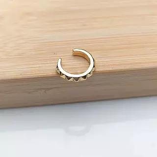 Ear Cuff Dorado – Estilo Chic Sin Perforación