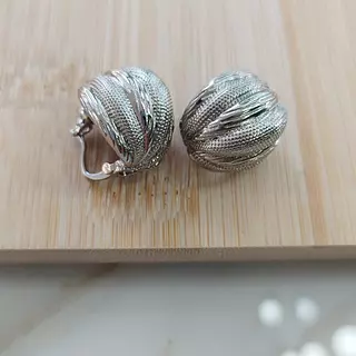 Aretes Plateados – Brillo Y Elegancia