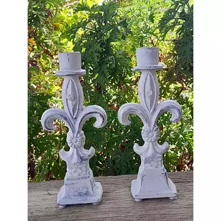 Pareja De Candelabros Flor De Lis