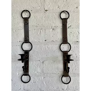 Pareja De Candelabros Metálicos Con Forma De Correa Cuero