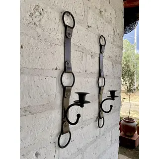 Pareja De Candelabros Metálicos Con Forma De Correa Cuero