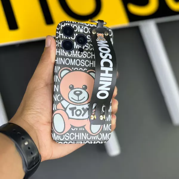 Case Diseño Moschino Negro Con Soporte + Strap Protector De Cámaras Iphone 13 Pro+