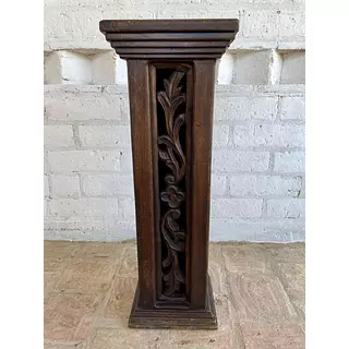 Columna De Madera Tallada Con Capitel