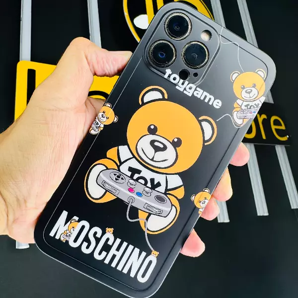 Case Diseño Moschino Con Protector Camaras Iphone 14 Pro+