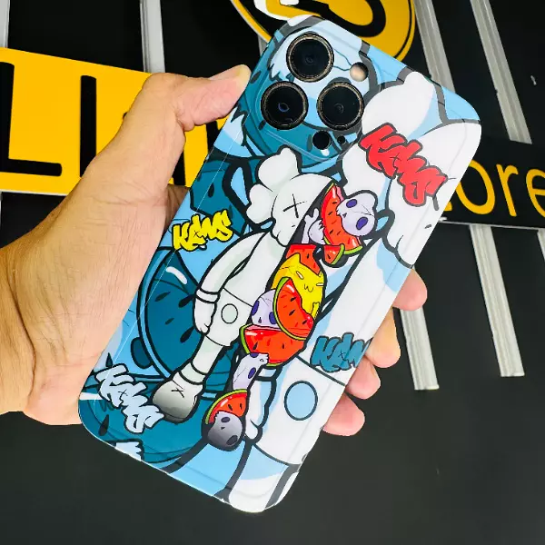 Case Diseño Kaws Con Protector Camaras Iphone 15