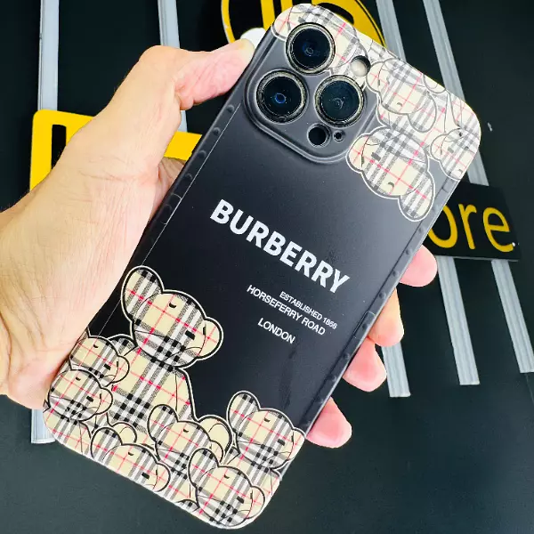 Case Diseño Burberry Con Protector Cámaras Iphone 15 Pro