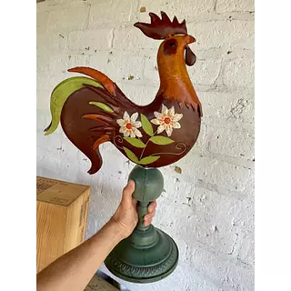 Gallo Sobre Pedestal