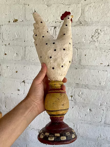 Figura De Gallina Sobre Pedestal