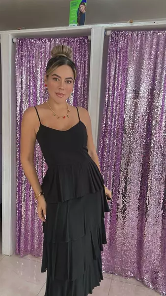 Vestido Negro Capas