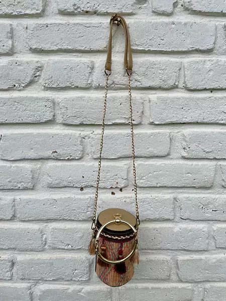 Bolso Cilíndrico De Mano Con Borlas