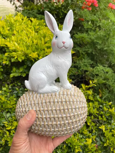 Conejo Blanco Sobre Huevo Tejido