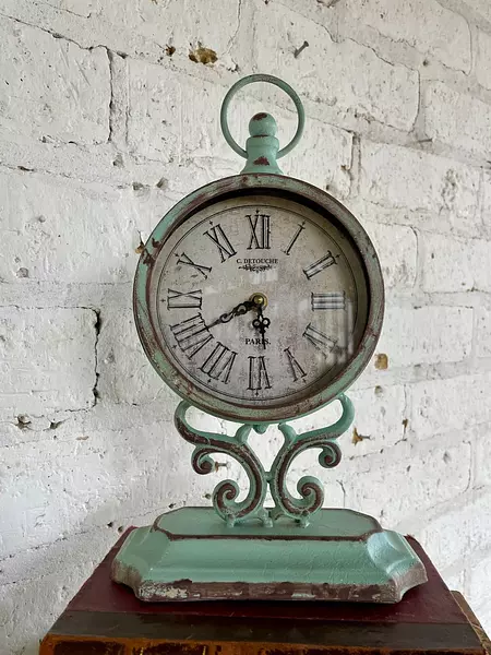 Reloj Metálico De Pila - China 1990