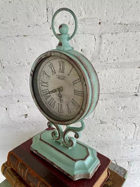 Reloj Metálico De Pila - China 1990