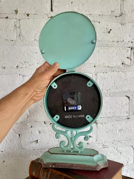 Reloj Metálico De Pila - China 1990