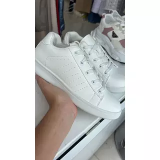 Zapatos Clásicos Blancos – Elegancia Y Versatilidad