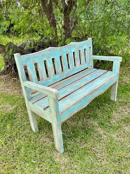 Escaño De Madera Vintage Tiene La Pintura Desgastada