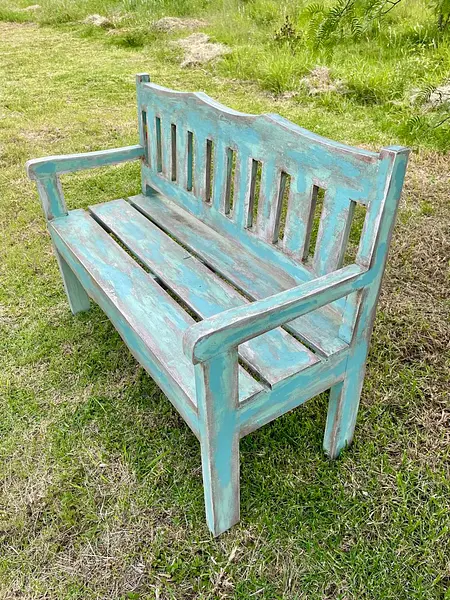 Escaño De Madera Vintage Tiene La Pintura Desgastada