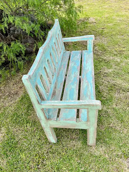 Escaño De Madera Vintage Tiene La Pintura Desgastada