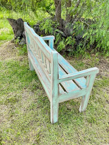 Escaño De Madera Vintage Tiene La Pintura Desgastada