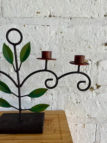 Candelabro De Mesa Sobre Base Y Hojas