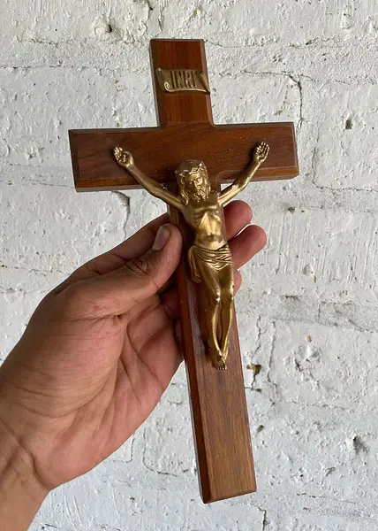 Crucifijo Madera Y Resina