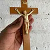 Crucifijo De Pared Madera Y Resina - 1980