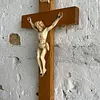 Crucifijo De Pared Madera Y Resina - 1980