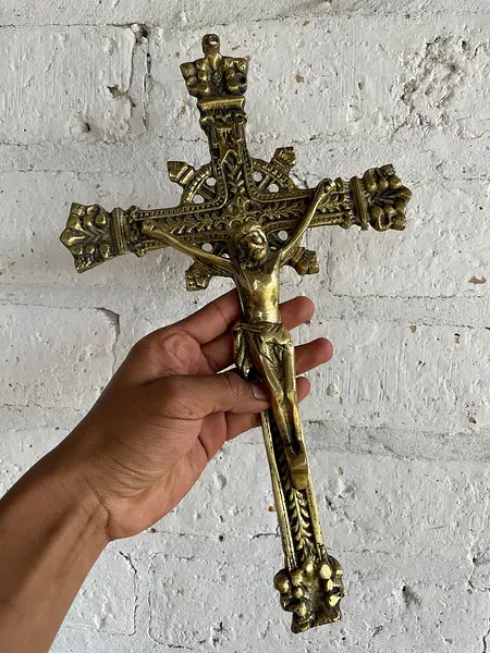 Crucifijo Dorado De Pared Y Crucero Calado - Colombia 1980