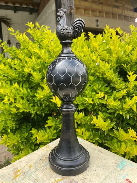 Gallo Sobre Globo Con Pedestal En Resina