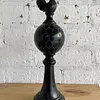 Gallo Sobre Globo Con Pedestal En Resina