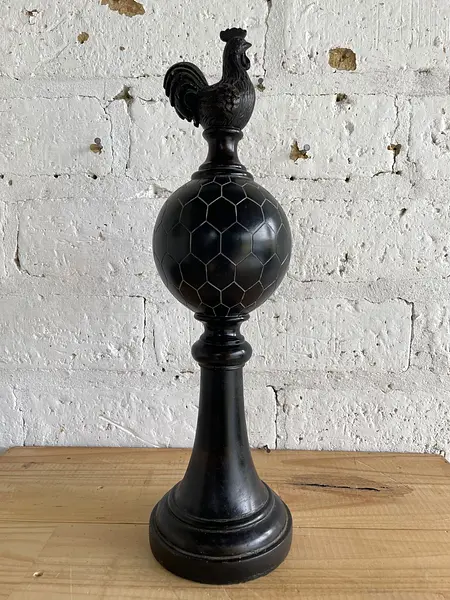 Gallo Sobre Globo Con Pedestal En Resina