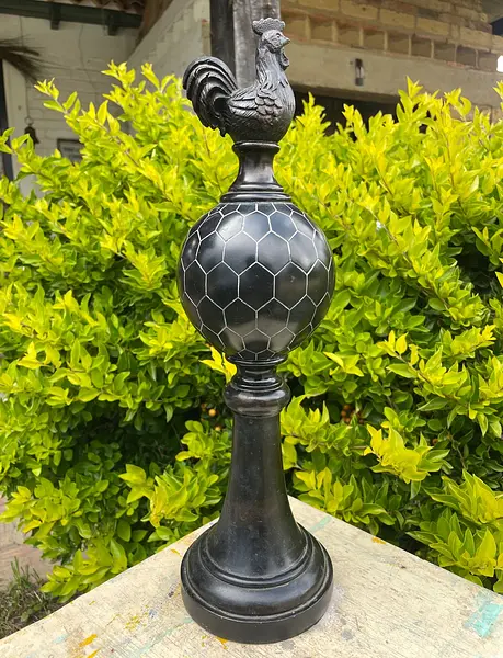 Gallo Sobre Globo Con Pedestal En Resina