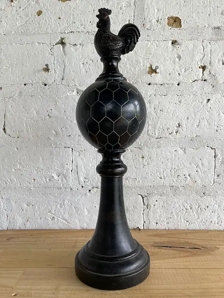 Gallo Sobre Globo Con Pedestal En Resina