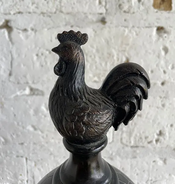 Gallo Sobre Globo Con Pedestal En Resina