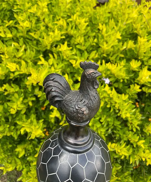 Gallo Sobre Globo Con Pedestal En Resina