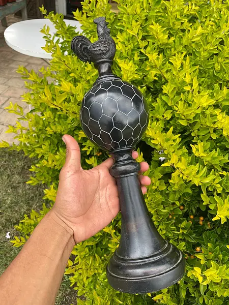 Gallo Sobre Globo Con Pedestal En Resina