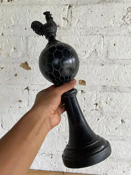 Gallo Sobre Globo Con Pedestal En Resina