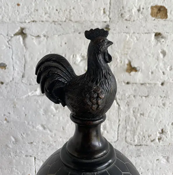 Gallo Sobre Globo Con Pedestal En Resina