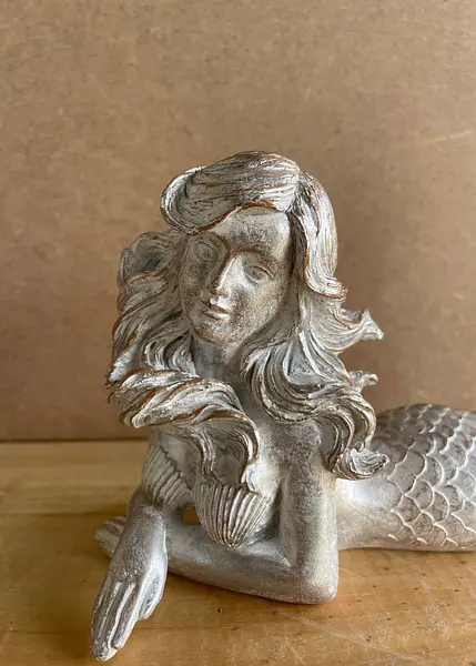 Sirena De Resina Con Apariencia Metálica