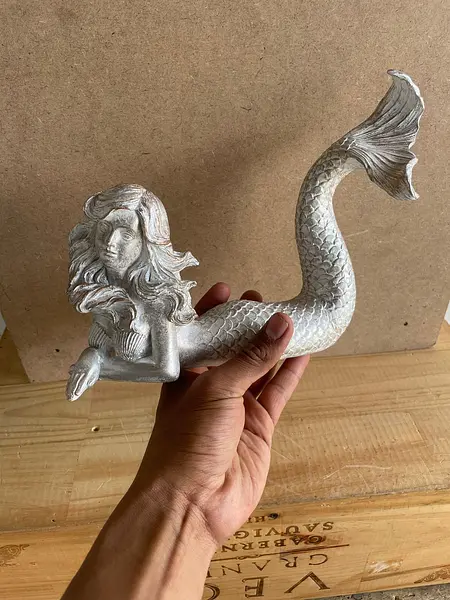 Sirena De Resina Con Apariencia Metálica