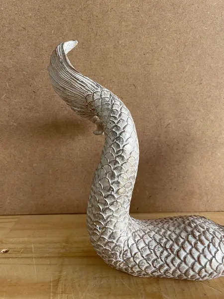 Sirena De Resina Con Apariencia Metálica