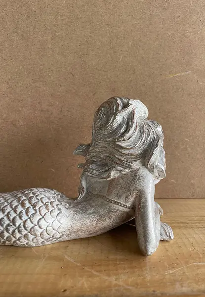 Sirena De Resina Con Apariencia Metálica