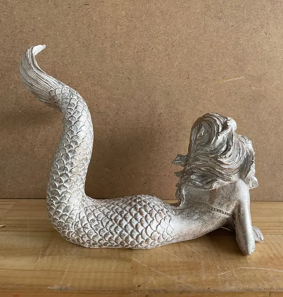 Sirena De Resina Con Apariencia Metálica