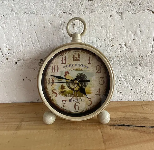 Reloj Metálico De Mesa Redondo Con Patas