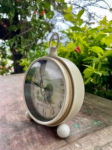 Reloj Metálico De Mesa Redondo Con Patas