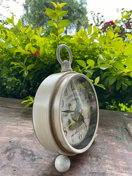 Reloj Metálico De Mesa Redondo Con Patas