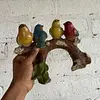 Figura De 4 Pájaros Posados Sobre Un Tronco