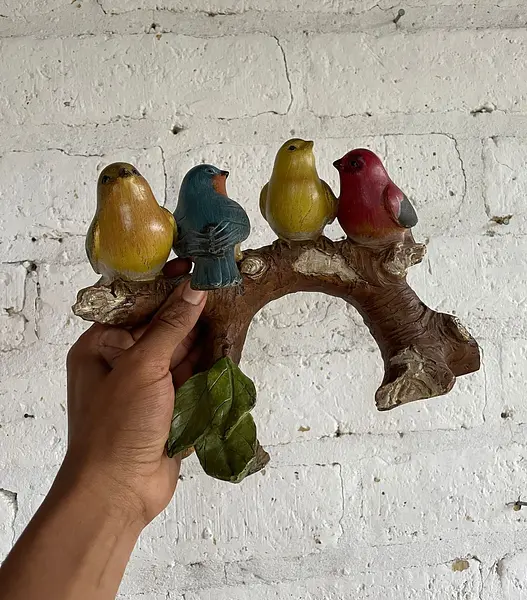 Figura De 4 Pájaros Posados Sobre Un Tronco